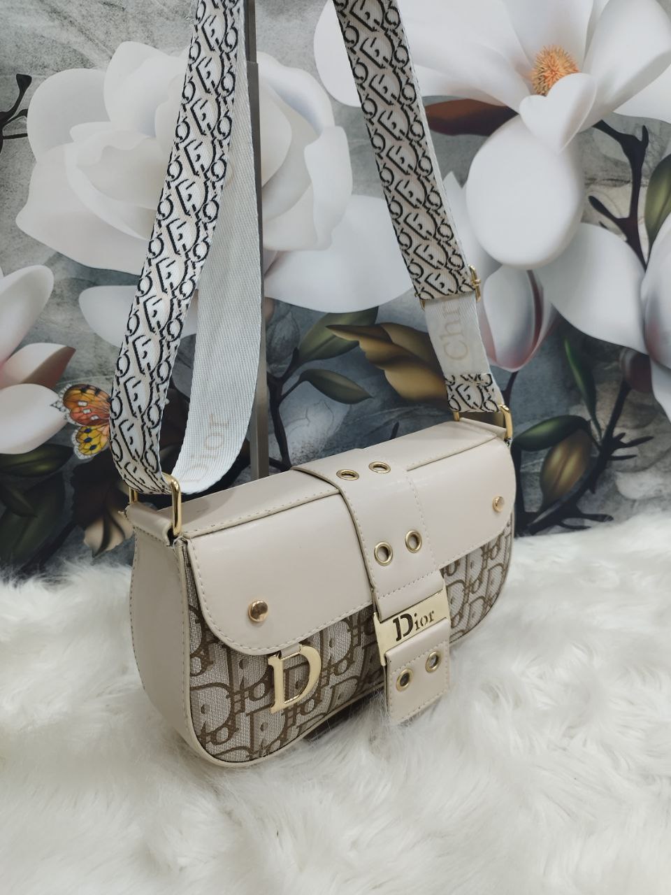 Color: off white